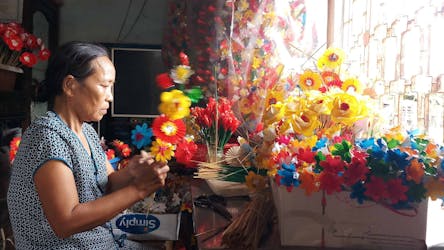 Arte de pintura popular e tour de fabricação de flores de papel em Hue